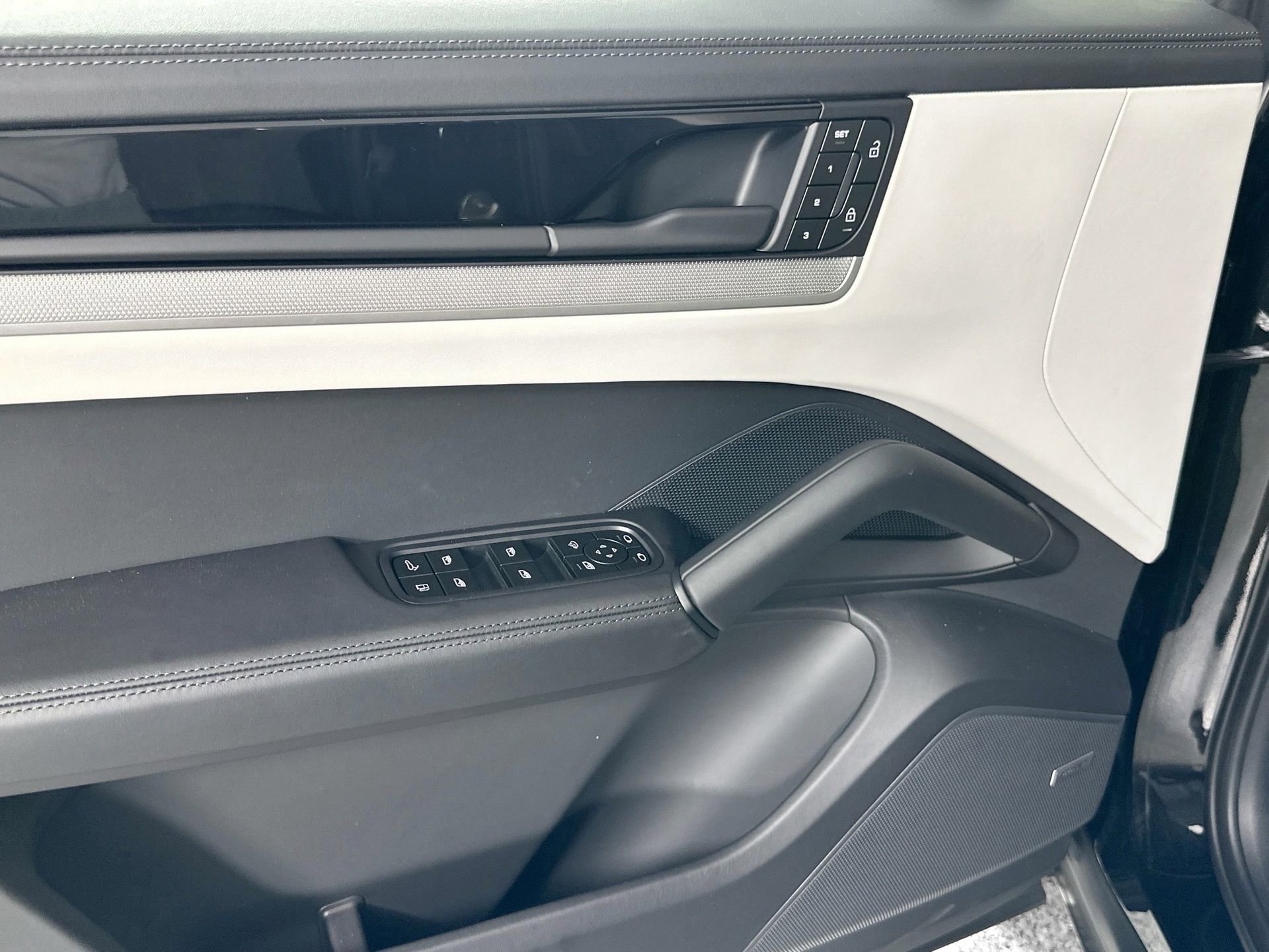 Certified 2025 Porsche Cayenne E-Hybrid image 32