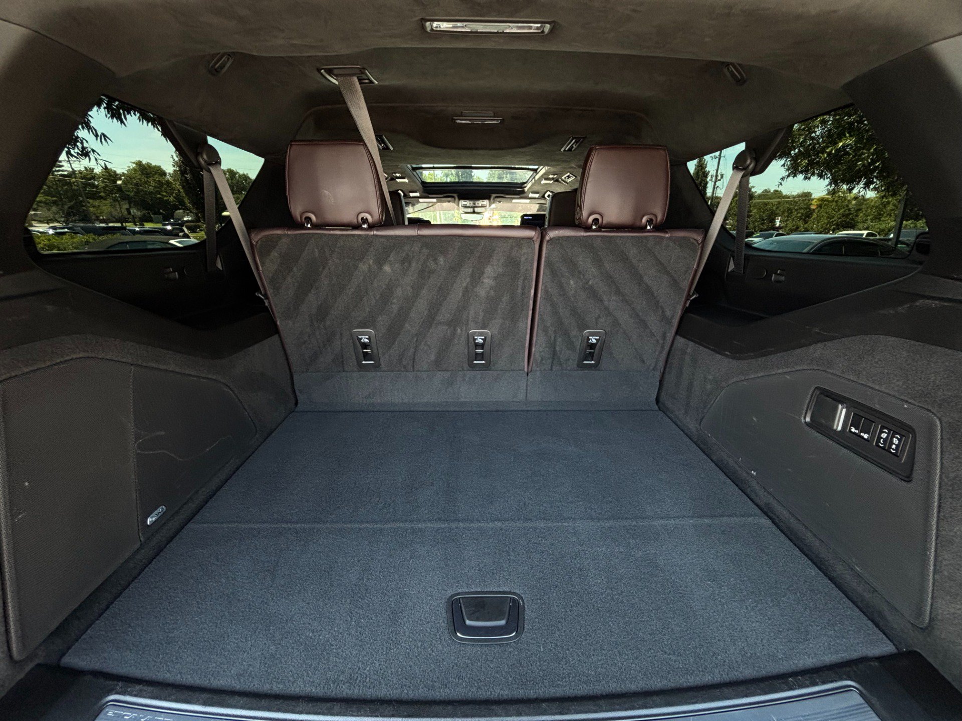 Used 2023 Cadillac Escalade ESV V AWD/4WD image 31