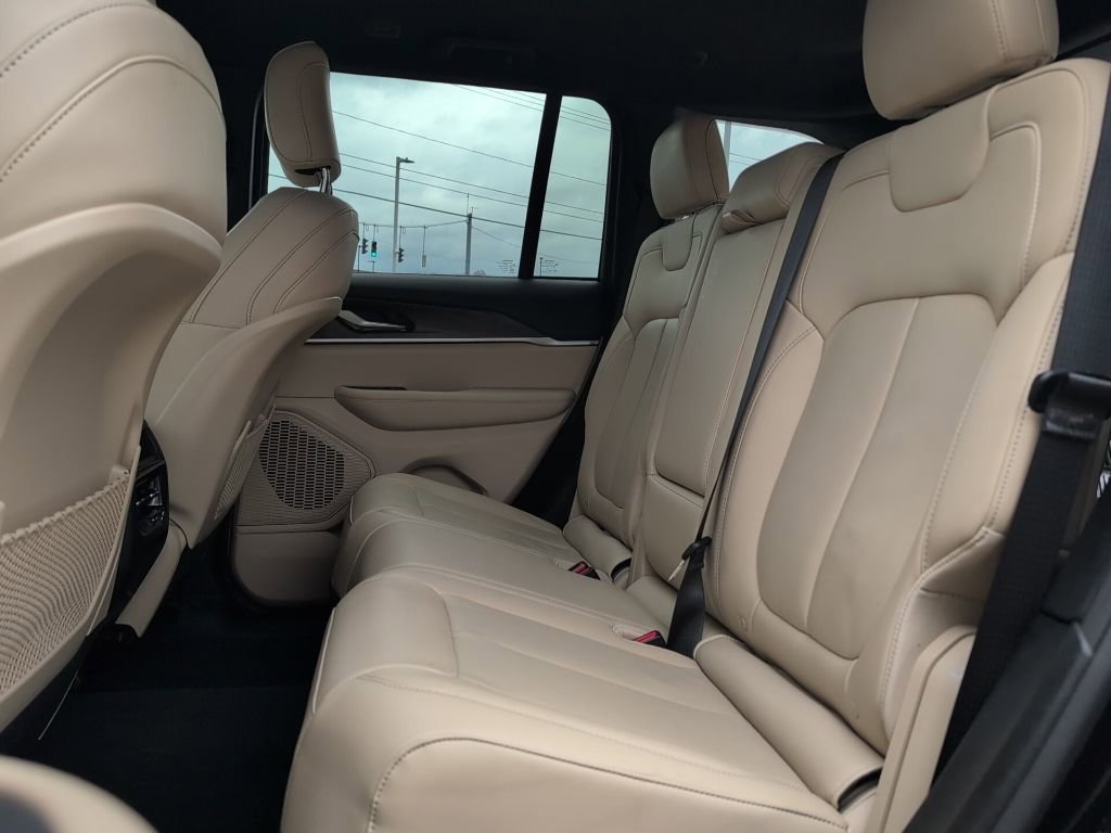 Used 2023 Jeep Grand Cherokee Limited image 22