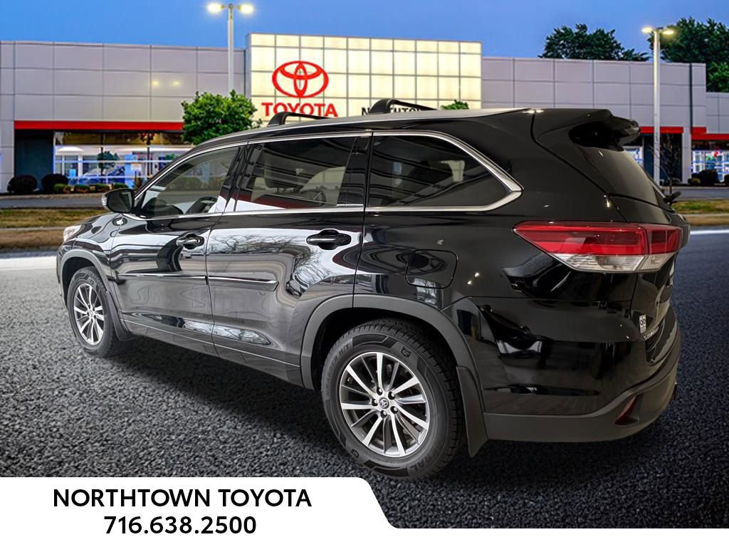 Used 2017 Toyota Highlander XLE AWD/4WD image 3