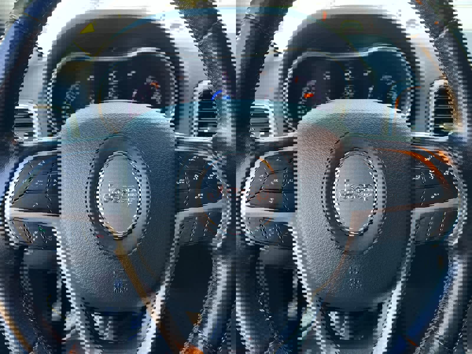 Used 2020 Jeep Grand Cherokee Laredo image 24