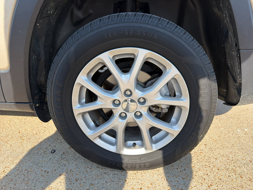Used 2015 Jeep Cherokee Latitude FWD image 11