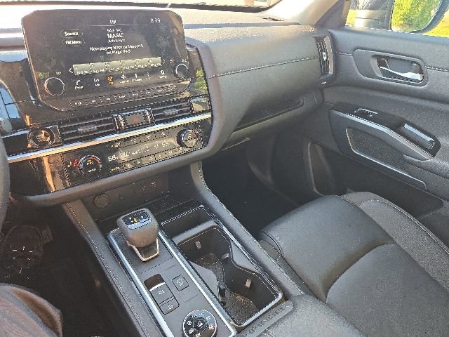 Used 2025 Nissan Pathfinder SL AWD/4WD image 17
