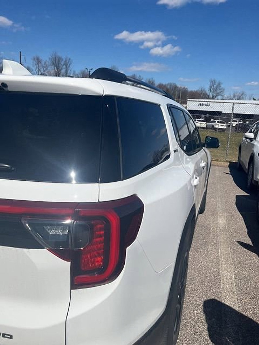 Used 2023 GMC Acadia SLE w/ Driver Convenience Package image 12