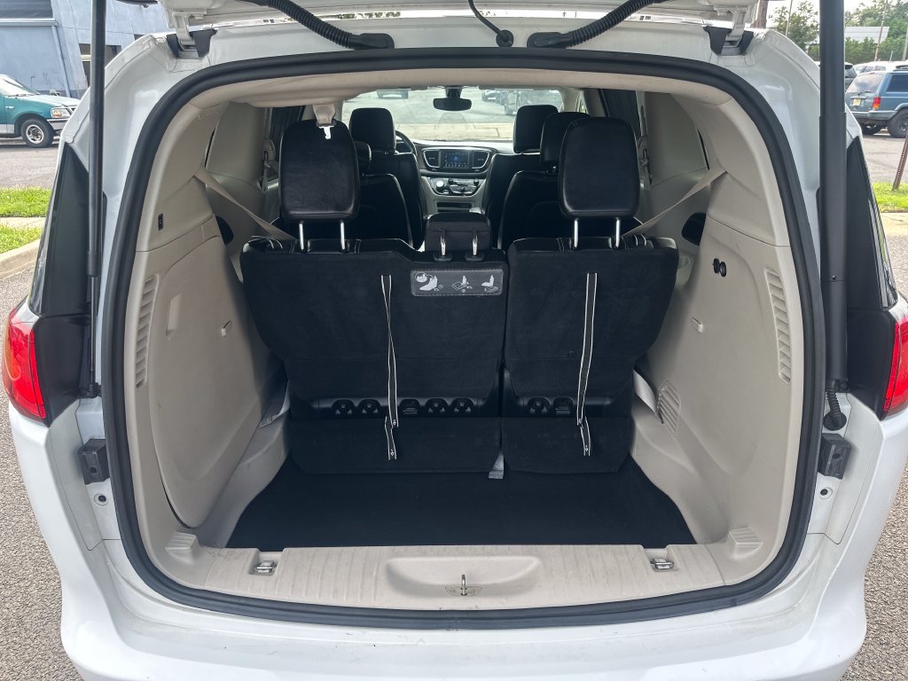 Used 2020 Chrysler Voyager Lxi FWD image 17
