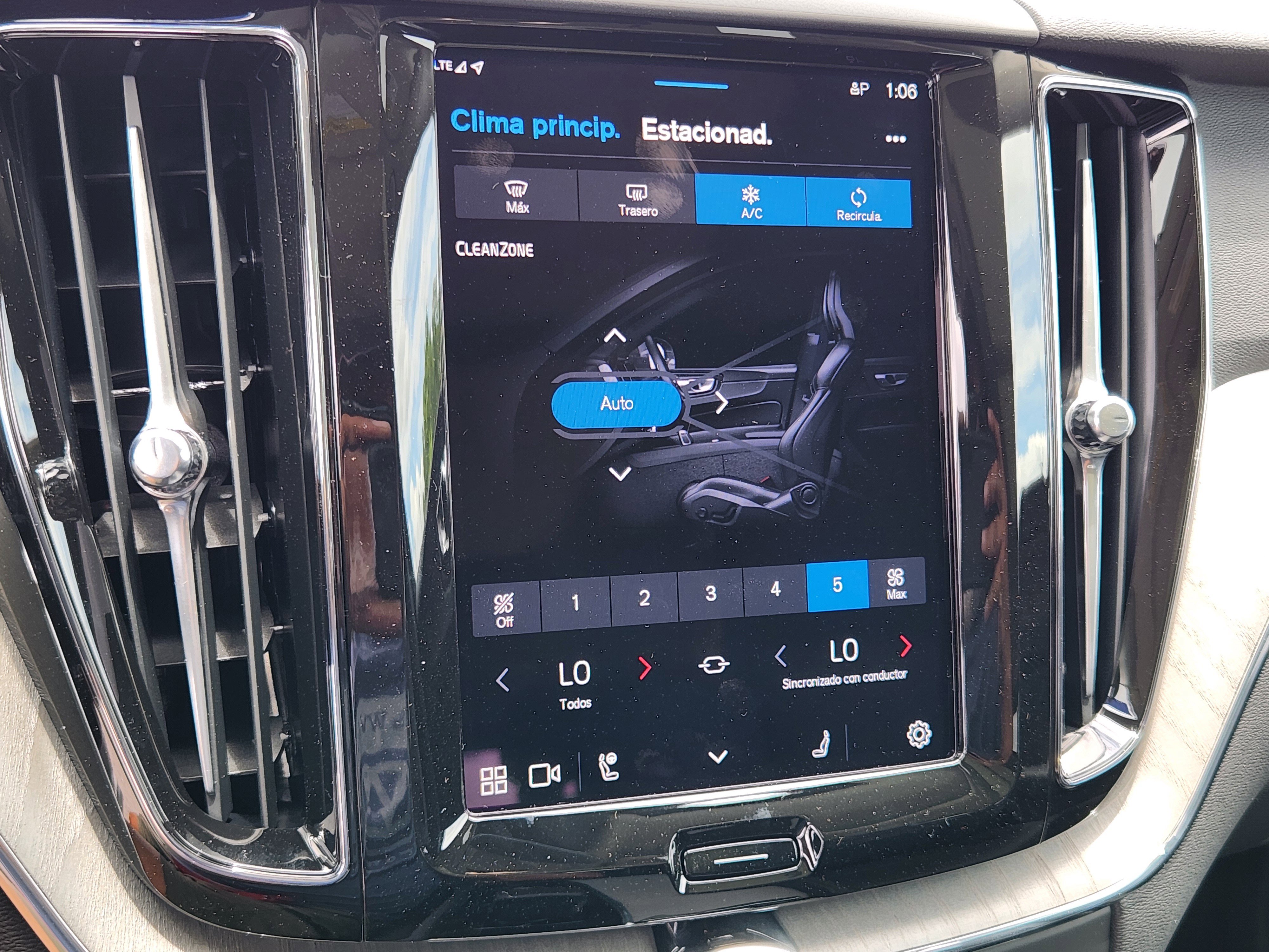 New 2025 Volvo XC60 B5 Plus w/ Protection Package Premier image 28