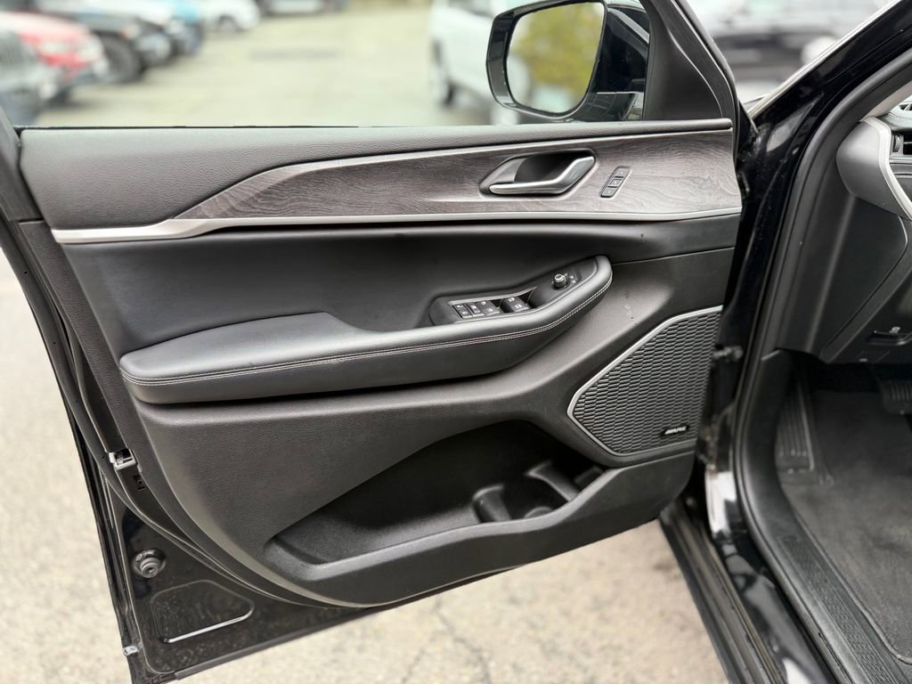 Used 2022 Jeep Grand Cherokee L Limited image 18