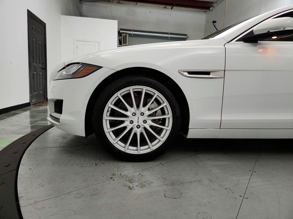 Used 2020 Jaguar XF Prestige image 31