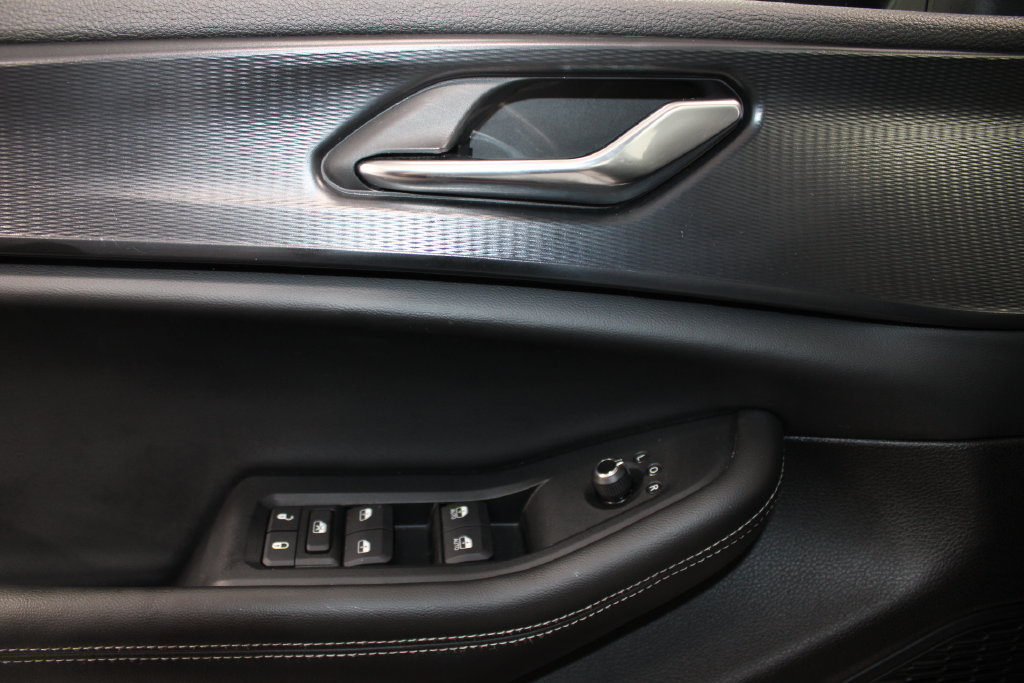 Used 2025 Jeep Grand Cherokee Altitude AWD/4WD image 40