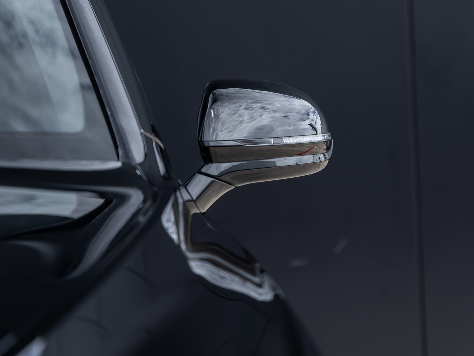 Used 2023 Bentley Bentayga AWD/4WD image 16