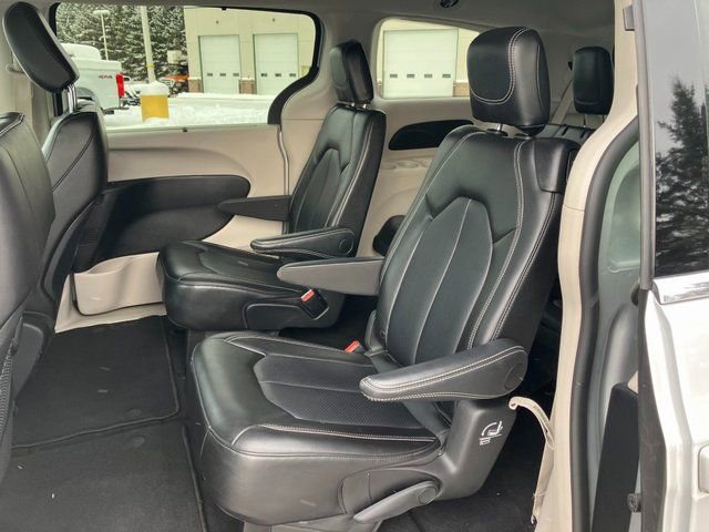 Used 2024 Chrysler Pacifica Touring-L image 17