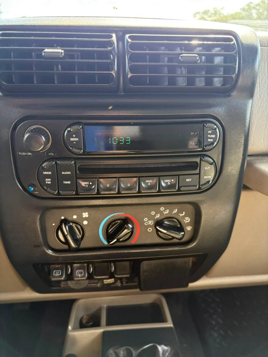 Used 2006 Jeep Wrangler Unlimited w/ Premium Audio Group AWD/4WD image 14