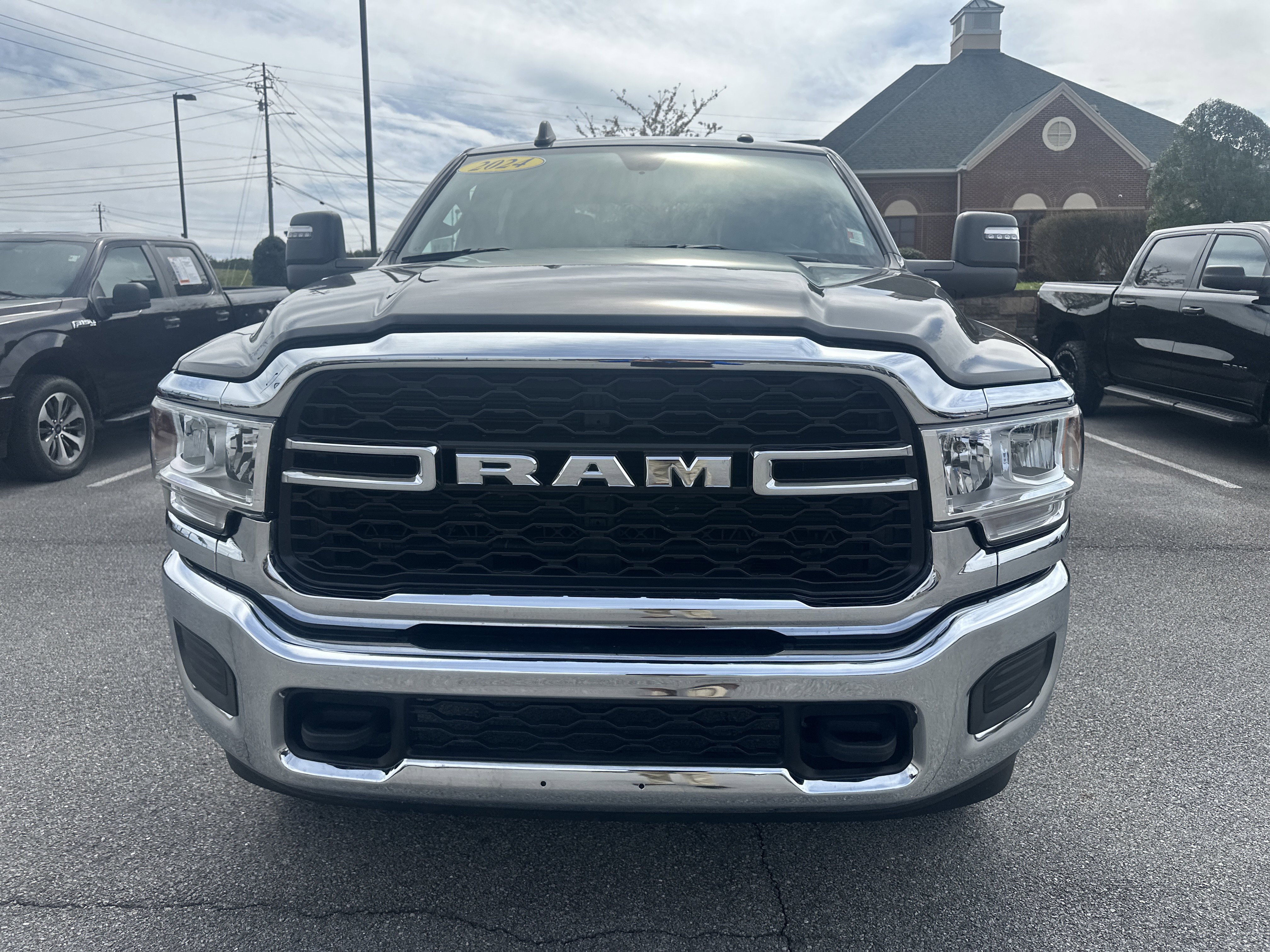 Used 2024 RAM 2500 Tradesman w/ Chrome Appearance Group AWD/4WD image 3