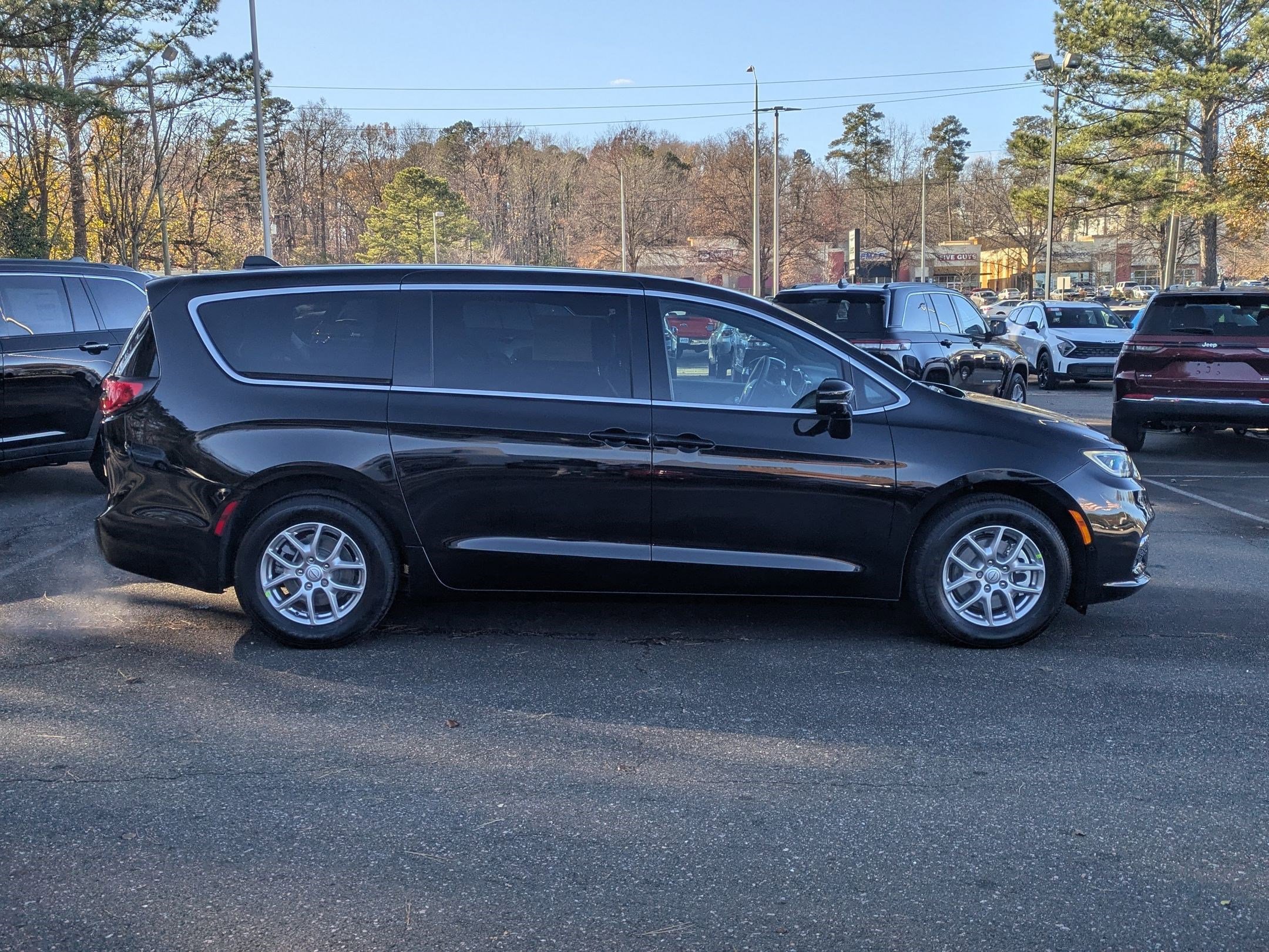 New 2026 Chrysler Pacifica Select image 4
