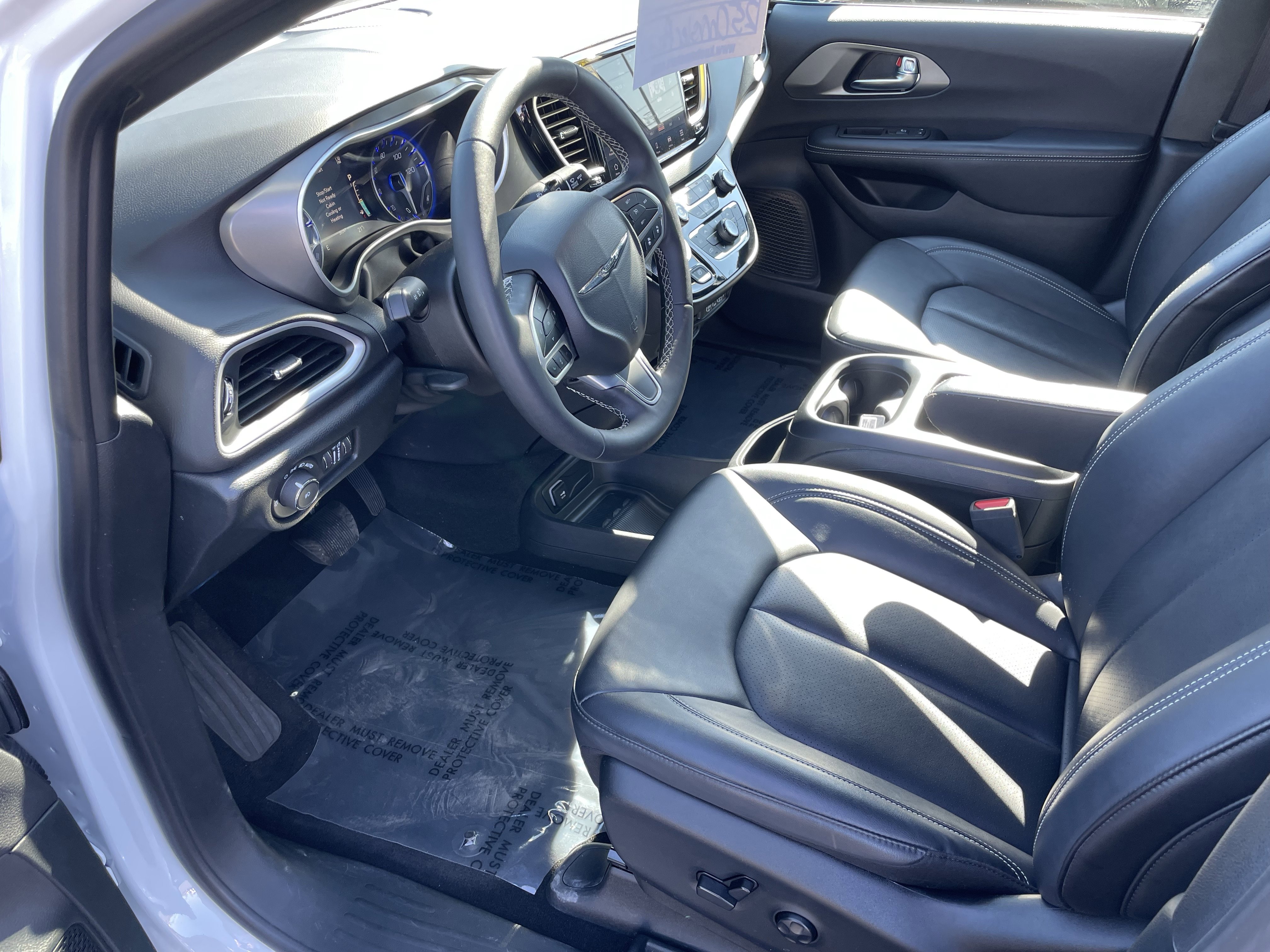 Used 2025 Chrysler Pacifica Select image 12