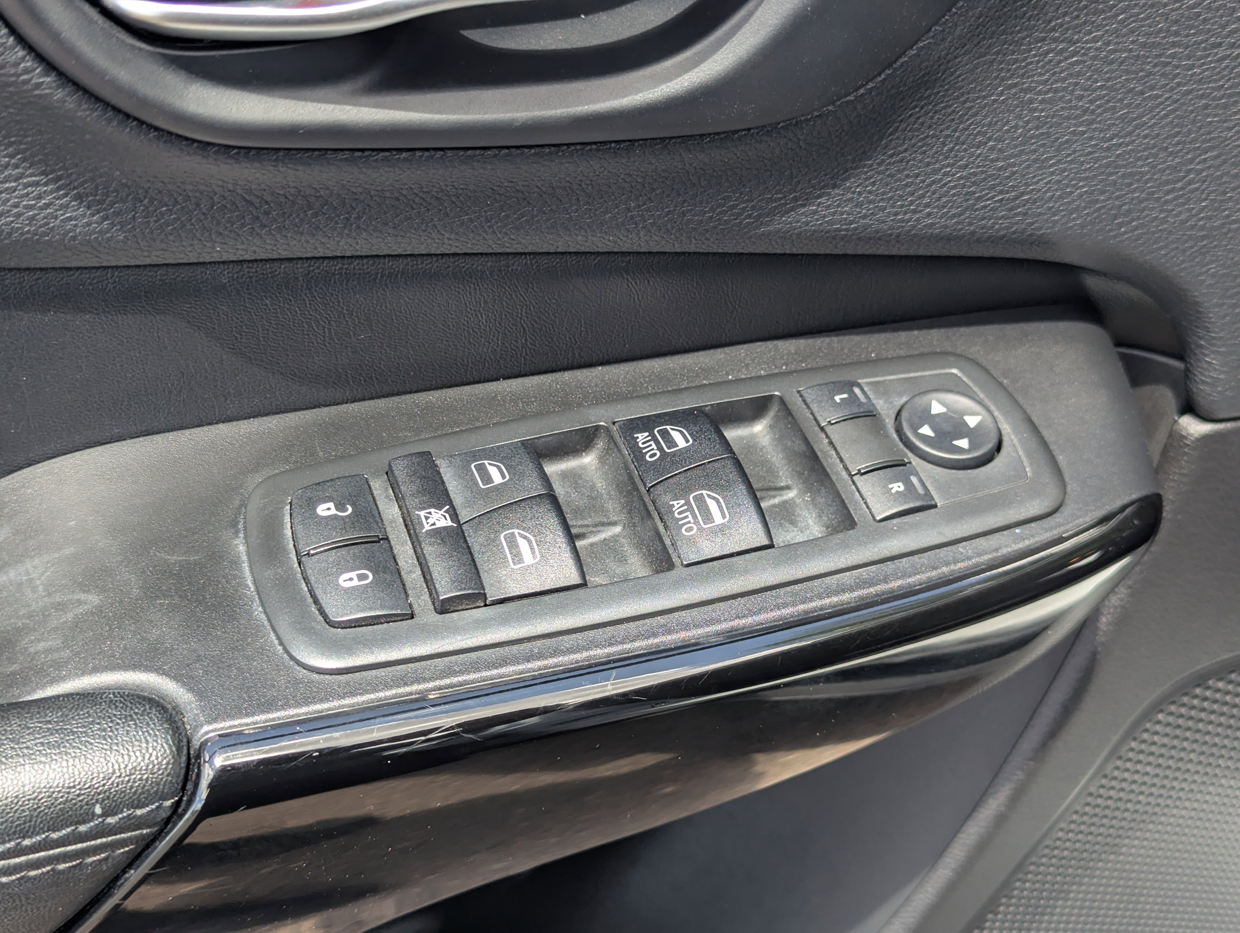 Used 2019 Jeep Cherokee Latitude Plus FWD image 19