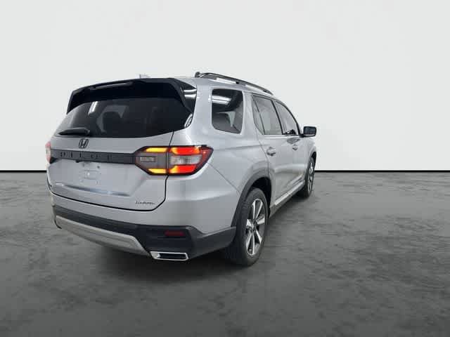 Used 2025 Honda Pilot Touring image 3