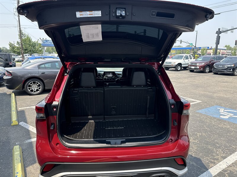 Used 2022 Toyota Highlander XSE AWD/4WD image 19