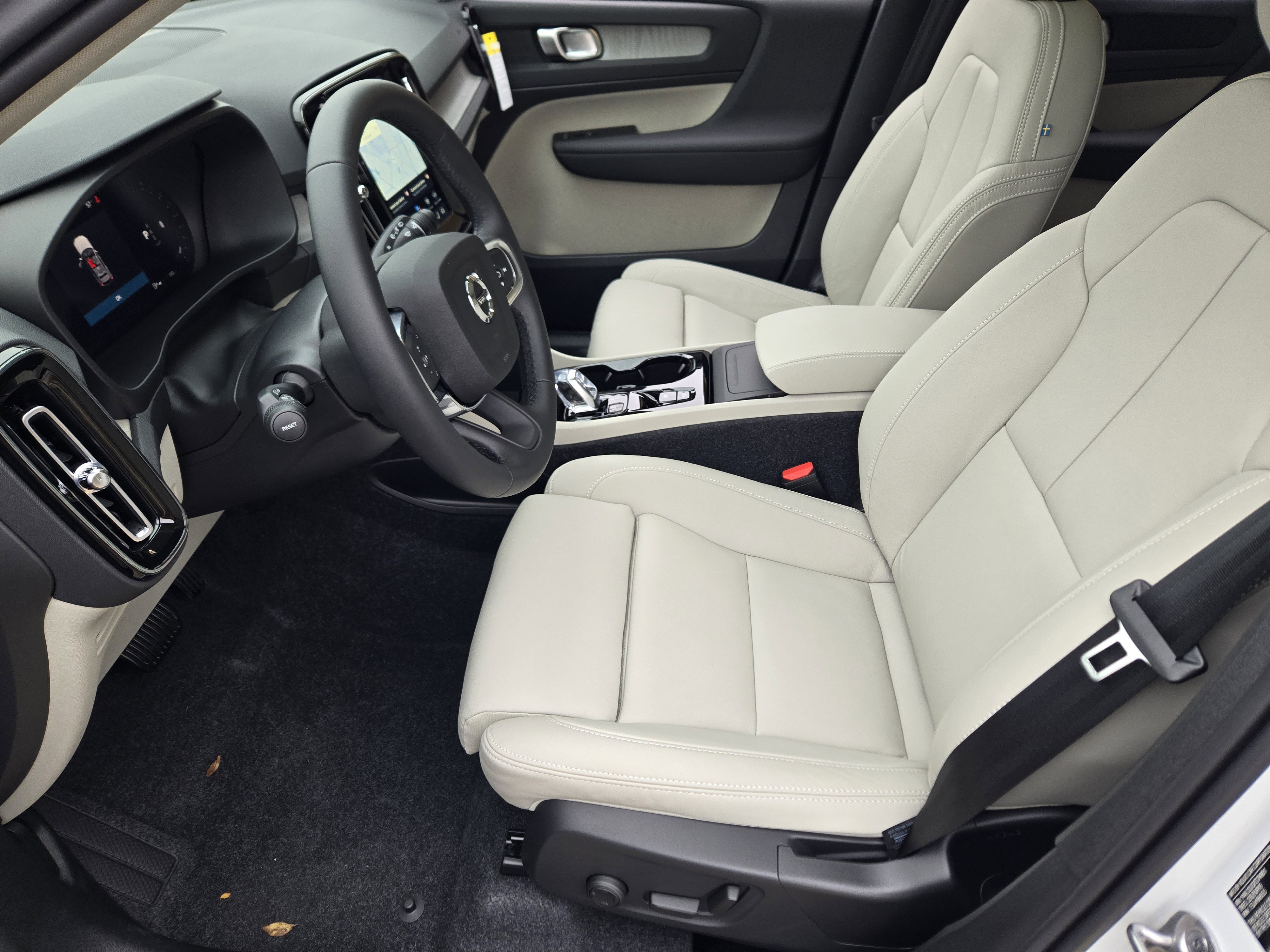 New 2026 Volvo XC40 B5 Plus w/ Protection Package Premier image 15