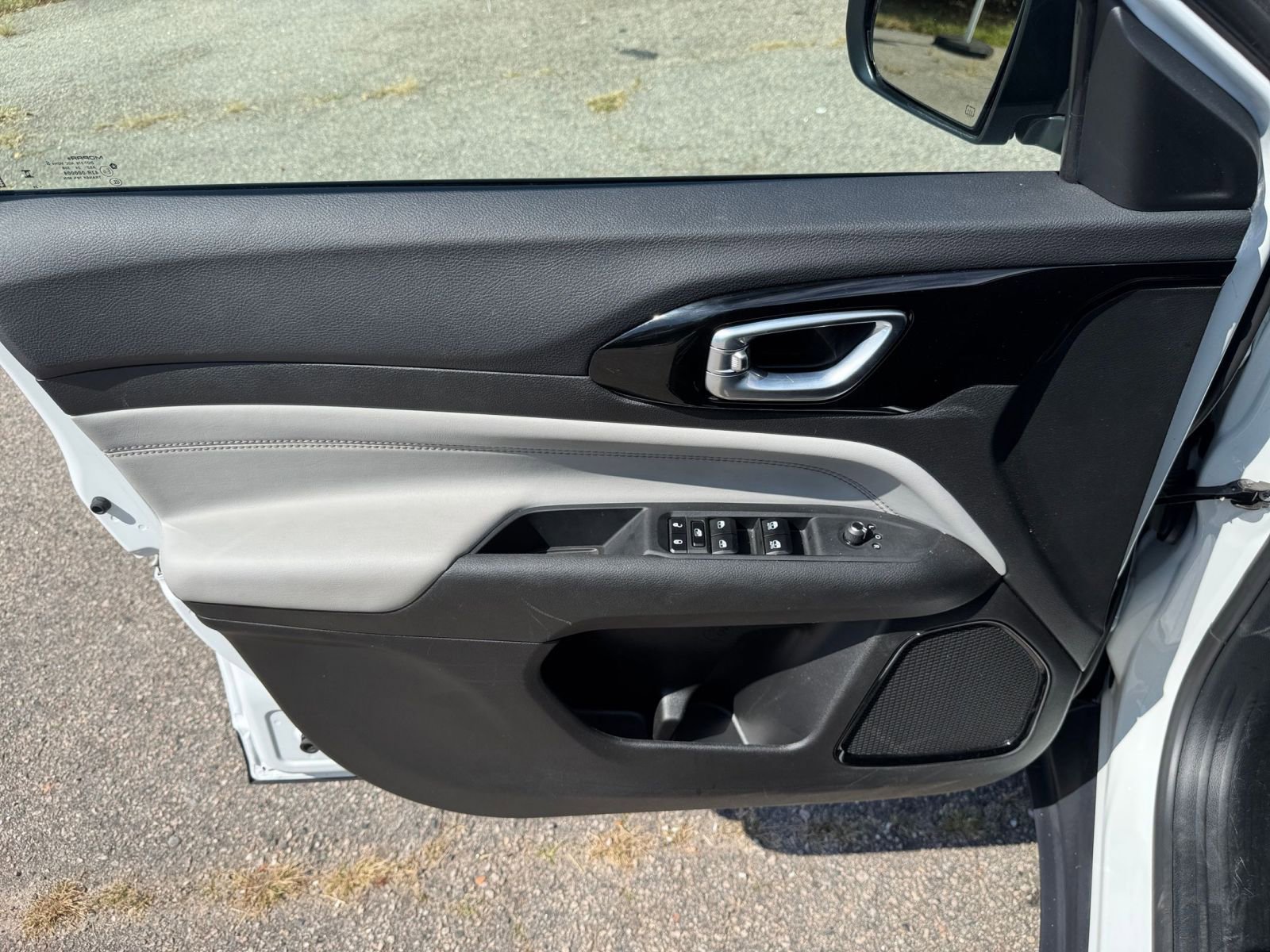 Used 2025 Jeep Compass Limited image 18