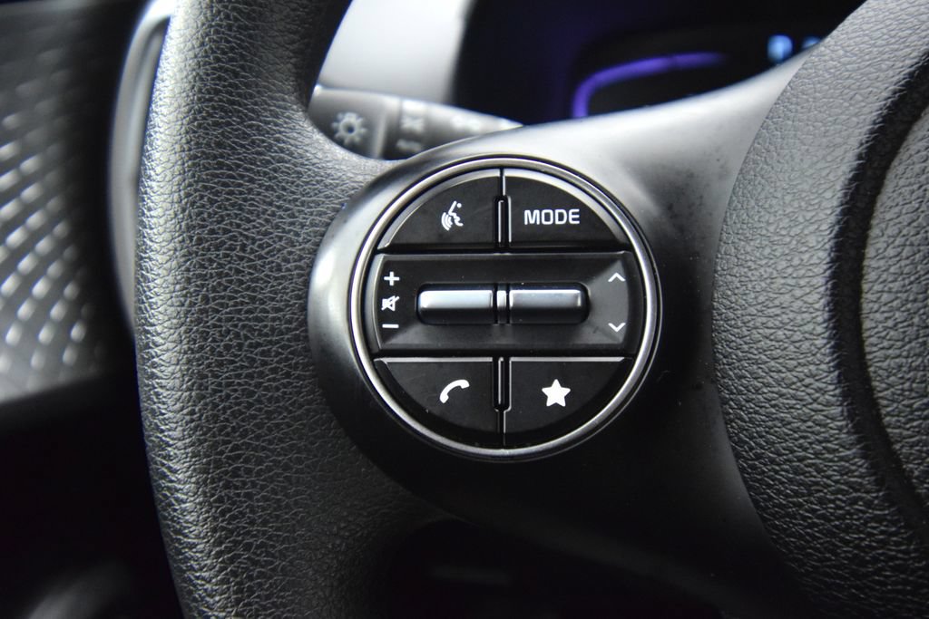 Used 2025 Kia Soul LX w/ LX Technology Package FWD image 32