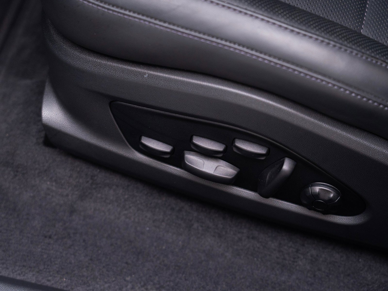 Certified 2025 Porsche Macan Electric image 16