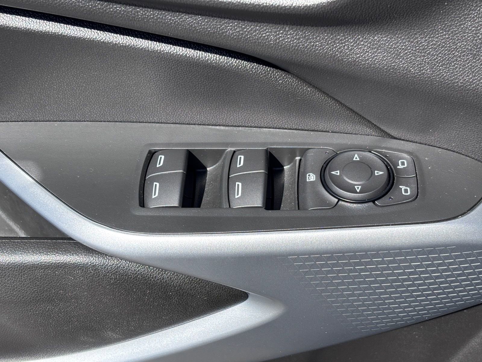 Used 2024 Chevrolet Trax RS FWD image 19
