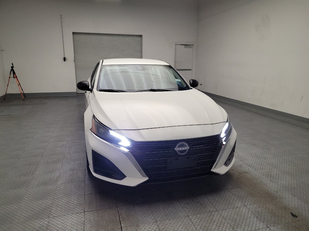 Used 2025 Nissan Altima 2.5 SV FWD image 14