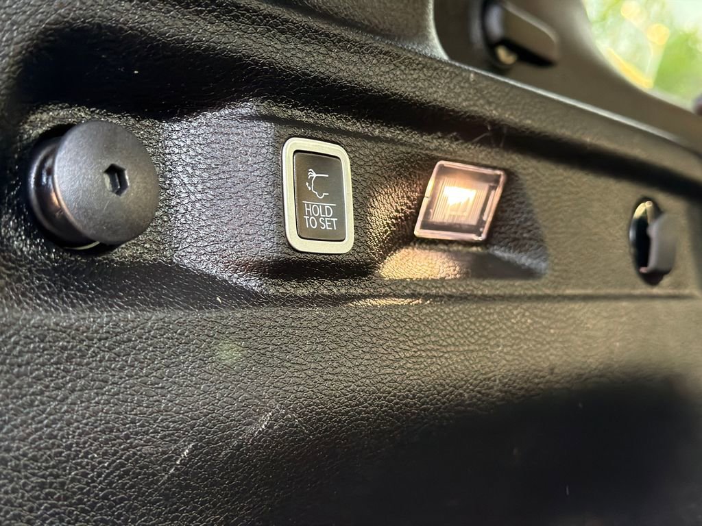 Used 2022 Jeep Grand Cherokee L Limited w/ Black Appearance Package image 10