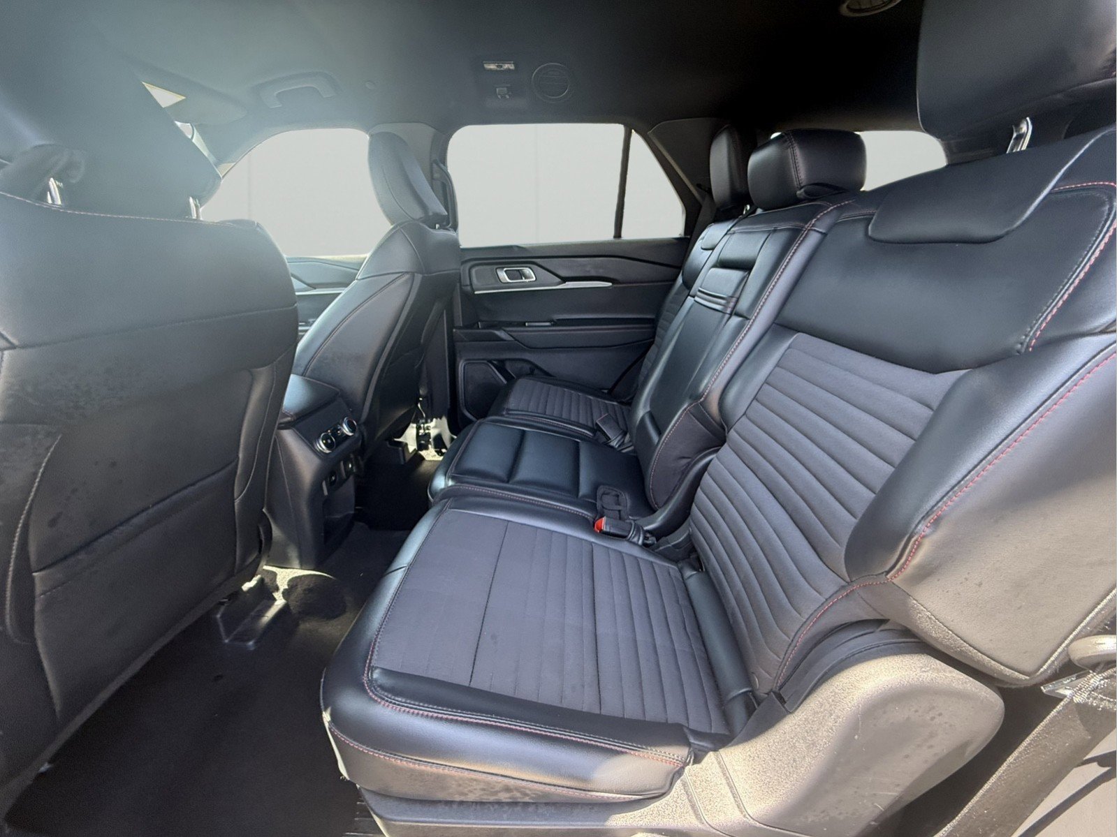 Used 2025 Ford Explorer ST-Line w/ ST-Line Street Pack image 8