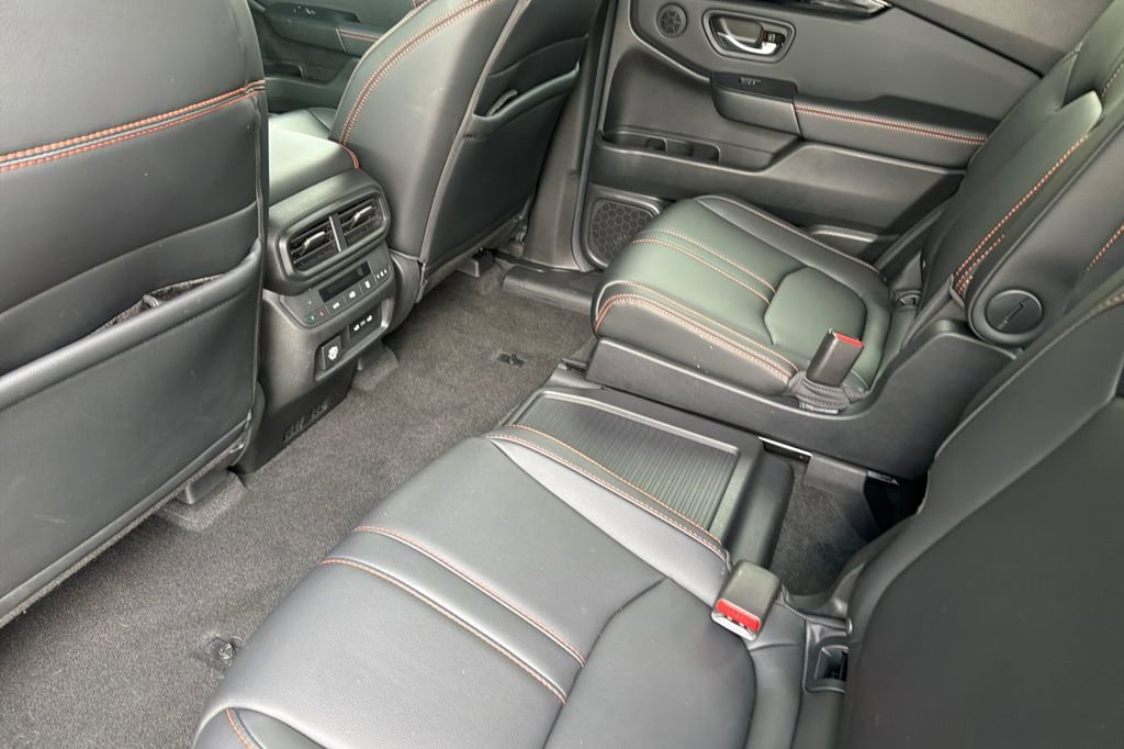 Used 2025 Honda Pilot TrailSport image 12