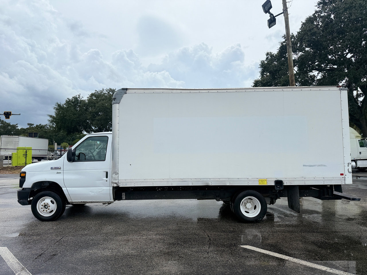 Used 2015 Ford E-350 and Econoline 350 Super Duty image 2