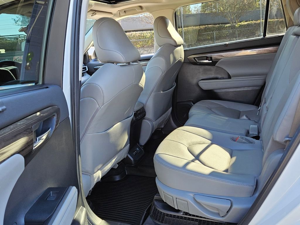 Used 2021 Toyota Highlander Limited image 6
