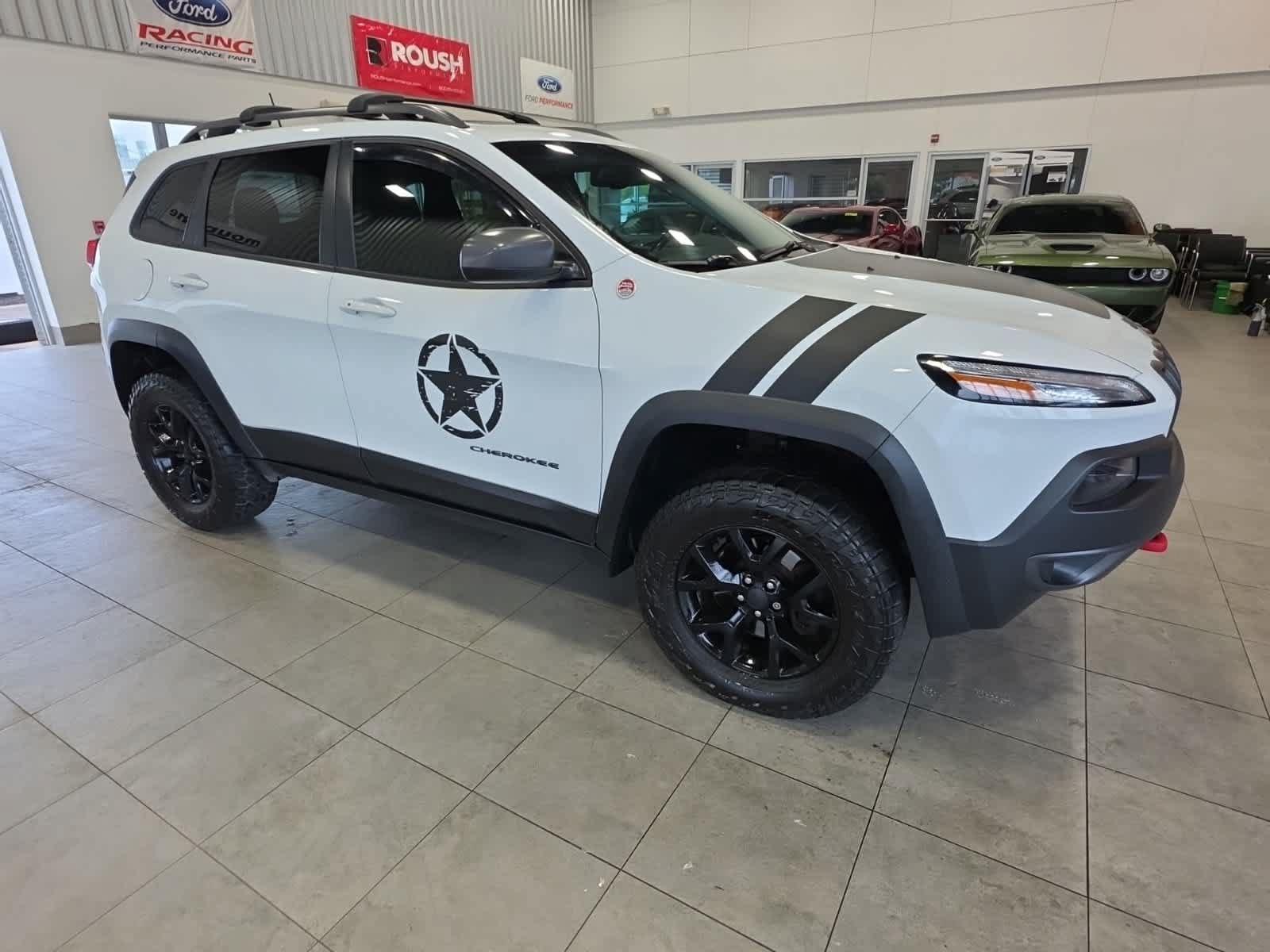 Used 2017 Jeep Cherokee Trailhawk w/ Comfort & Convenience Group AWD/4WD image 4