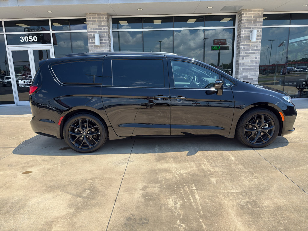 Used 2025 Chrysler Pacifica Limited FWD image 3