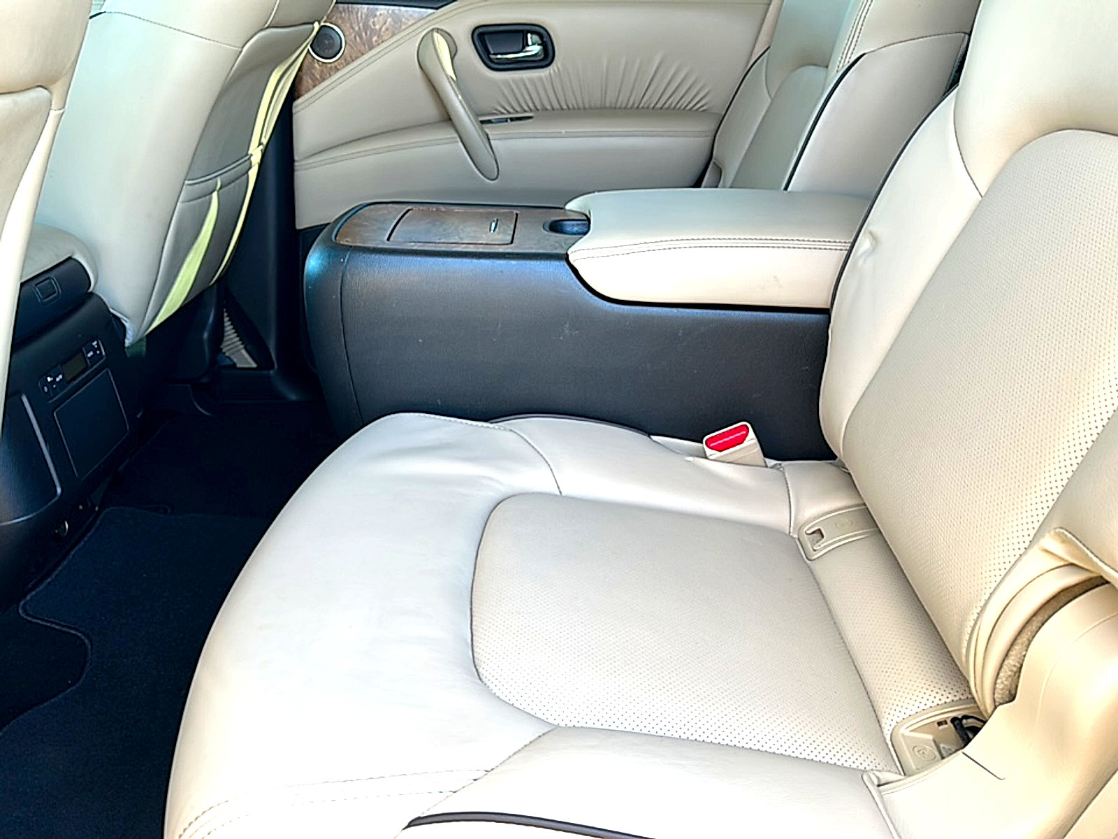 Used 2023 Nissan Armada SL w/ Captain's Chairs Package image 19