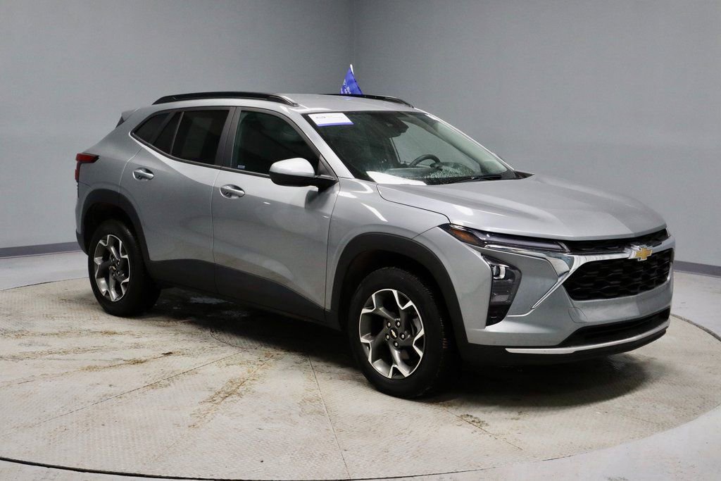 Used 2025 Chevrolet Trax LT w/ Driver Confidence Package image 1