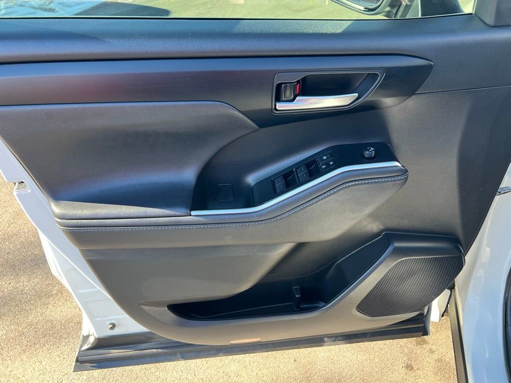 Used 2021 Toyota Highlander XLE image 14
