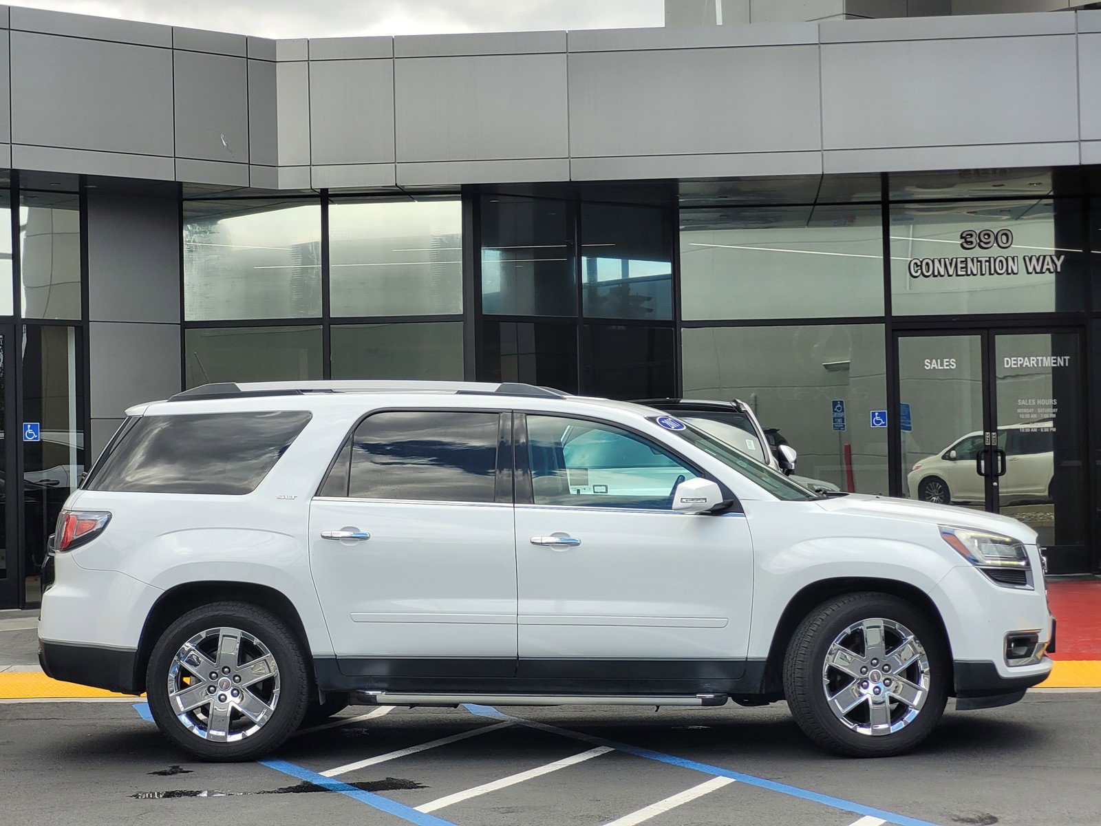 Used 2017 GMC Acadia Limited SLT image 3