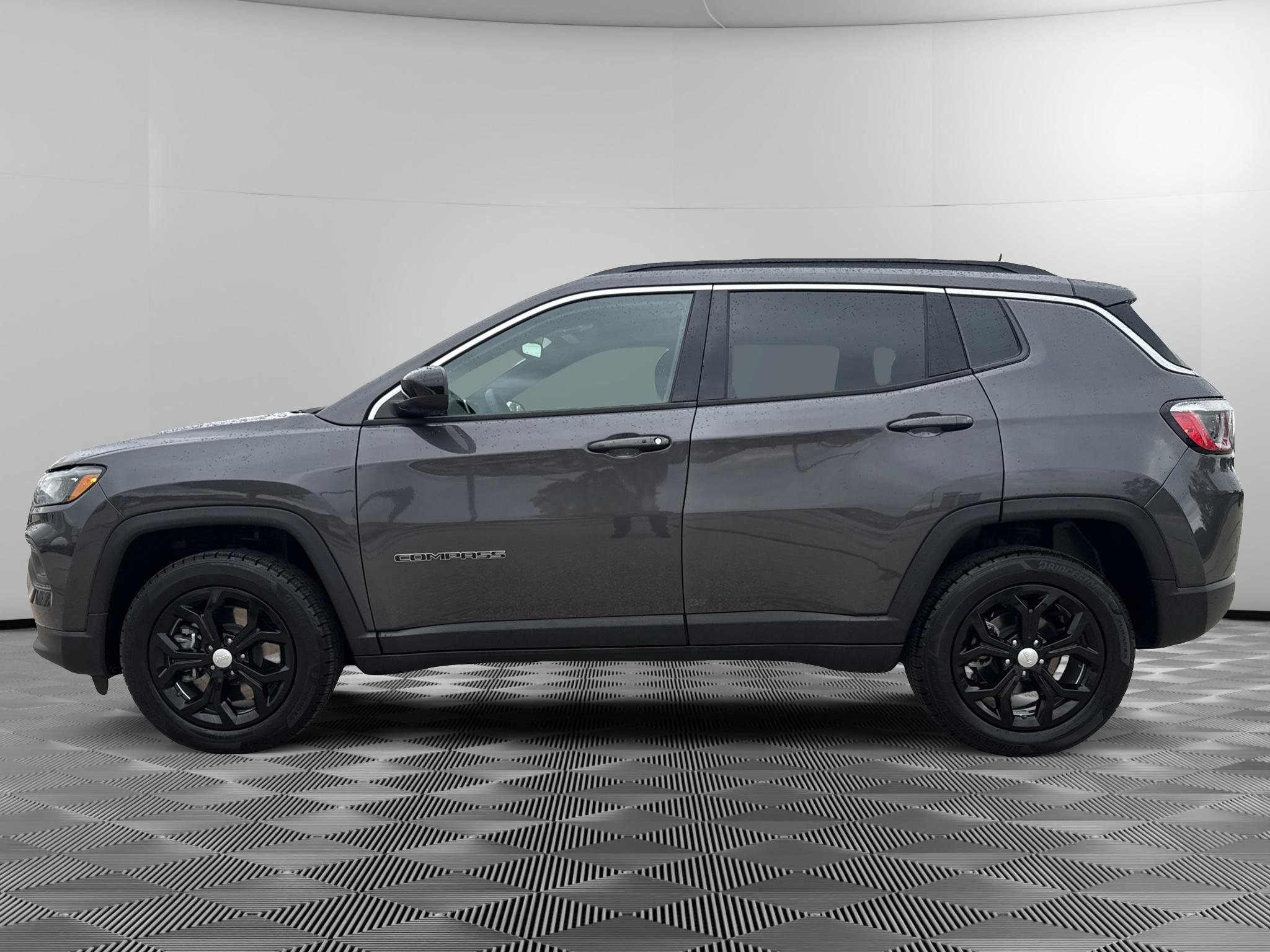 Used 2024 Jeep Compass Latitude w/ Convenience Group AWD/4WD image 2