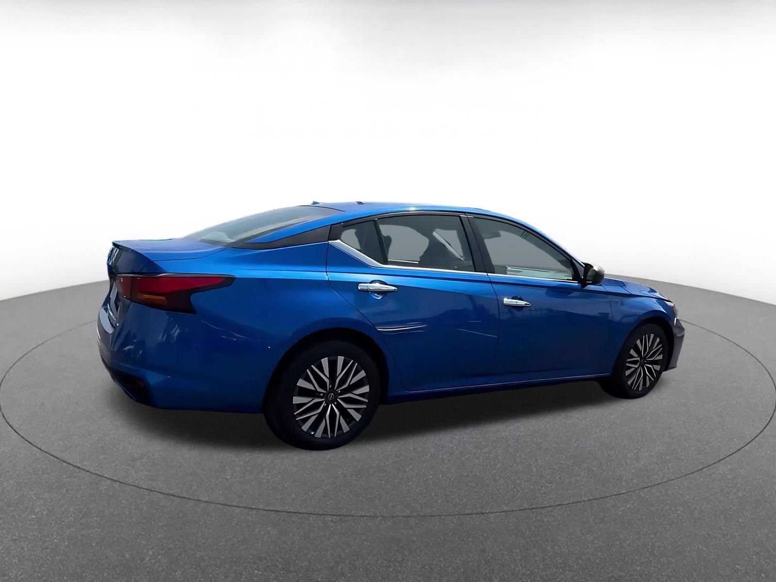 Used 2025 Nissan Altima 2.5 SV FWD image 15