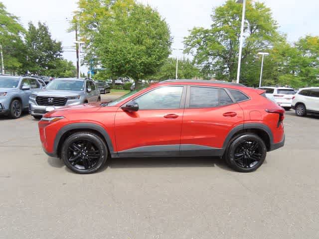 Used 2024 Chevrolet Trax ACTIV w/ Sunroof Package FWD image 3