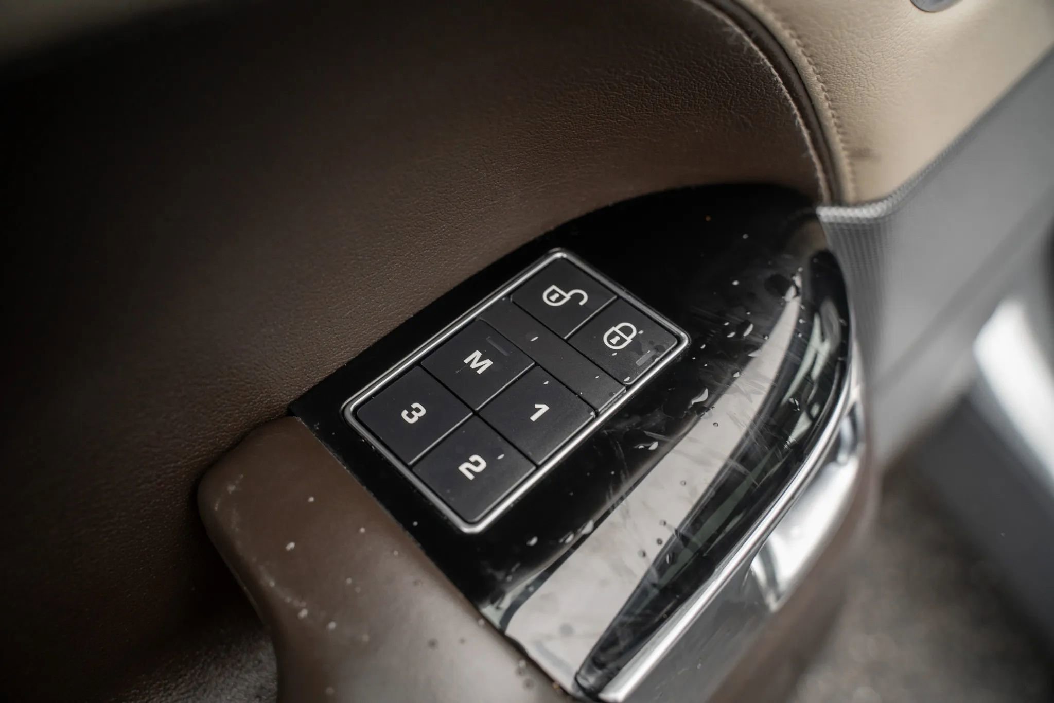 Used 2020 Land Rover Range Rover Sport HSE image 16