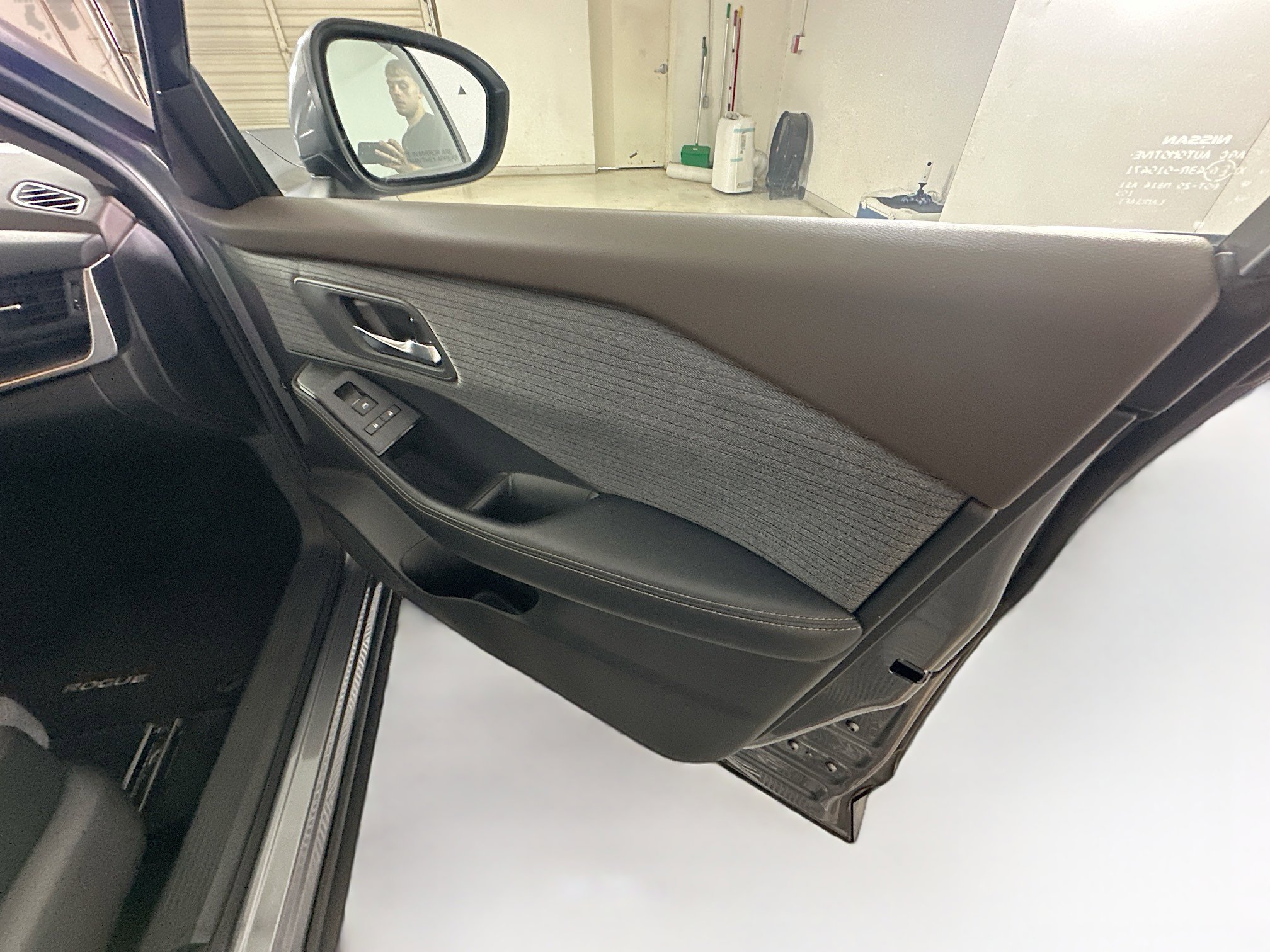 Used 2023 Nissan Rogue SV FWD image 30