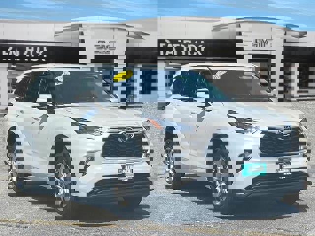 Used 2022 Toyota Highlander LE image 1