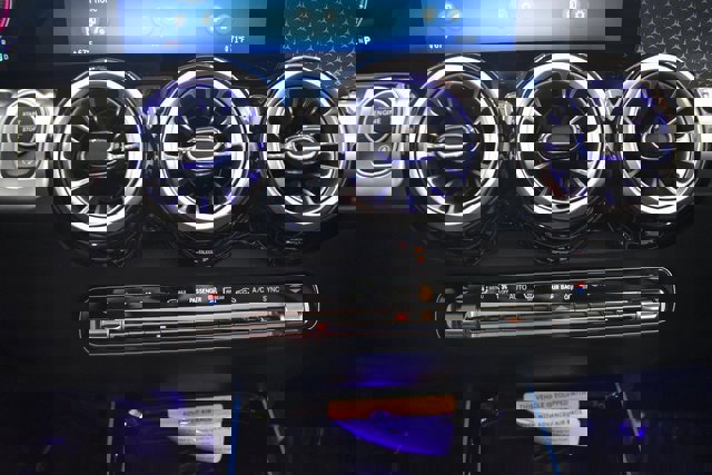 New 2025 Mercedes-Benz GLB 250 4MATIC image 30