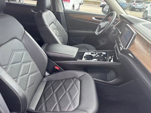 Used 2025 Volkswagen Atlas SE image 32