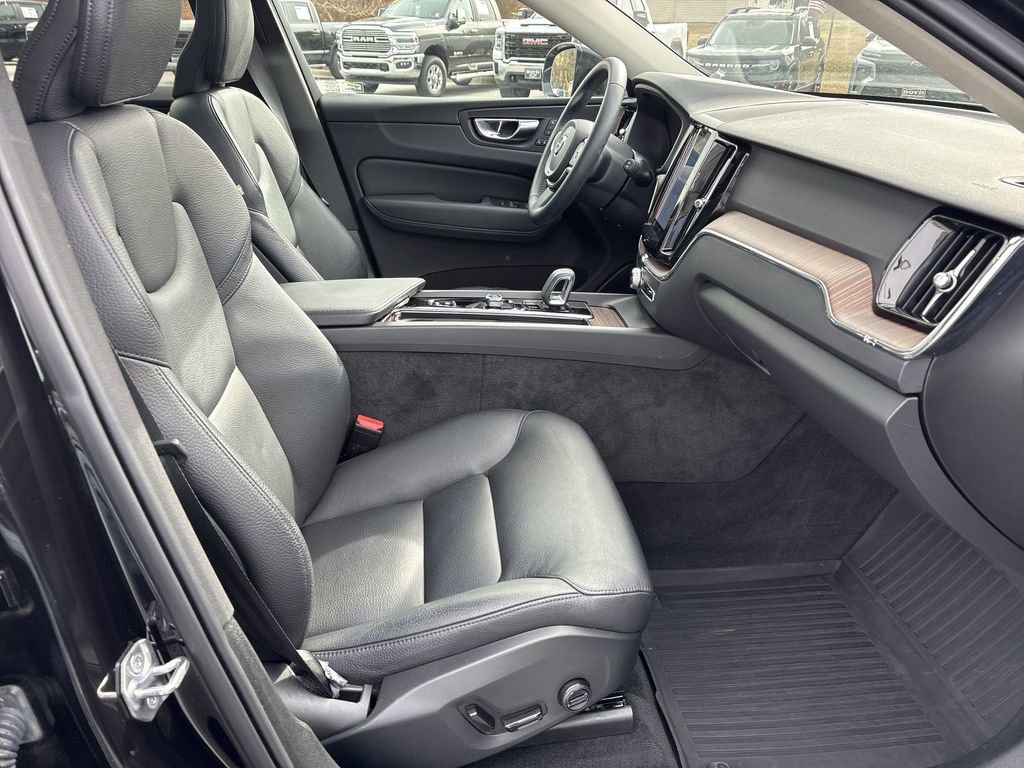 Used 2022 Volvo XC60 B5 Momentum w/ Climate Package image 28
