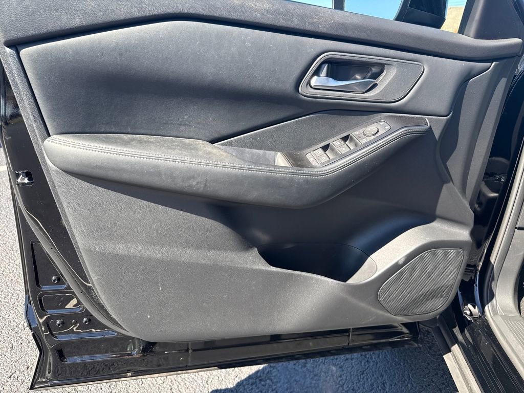 Used 2025 Nissan Rogue SV image 12