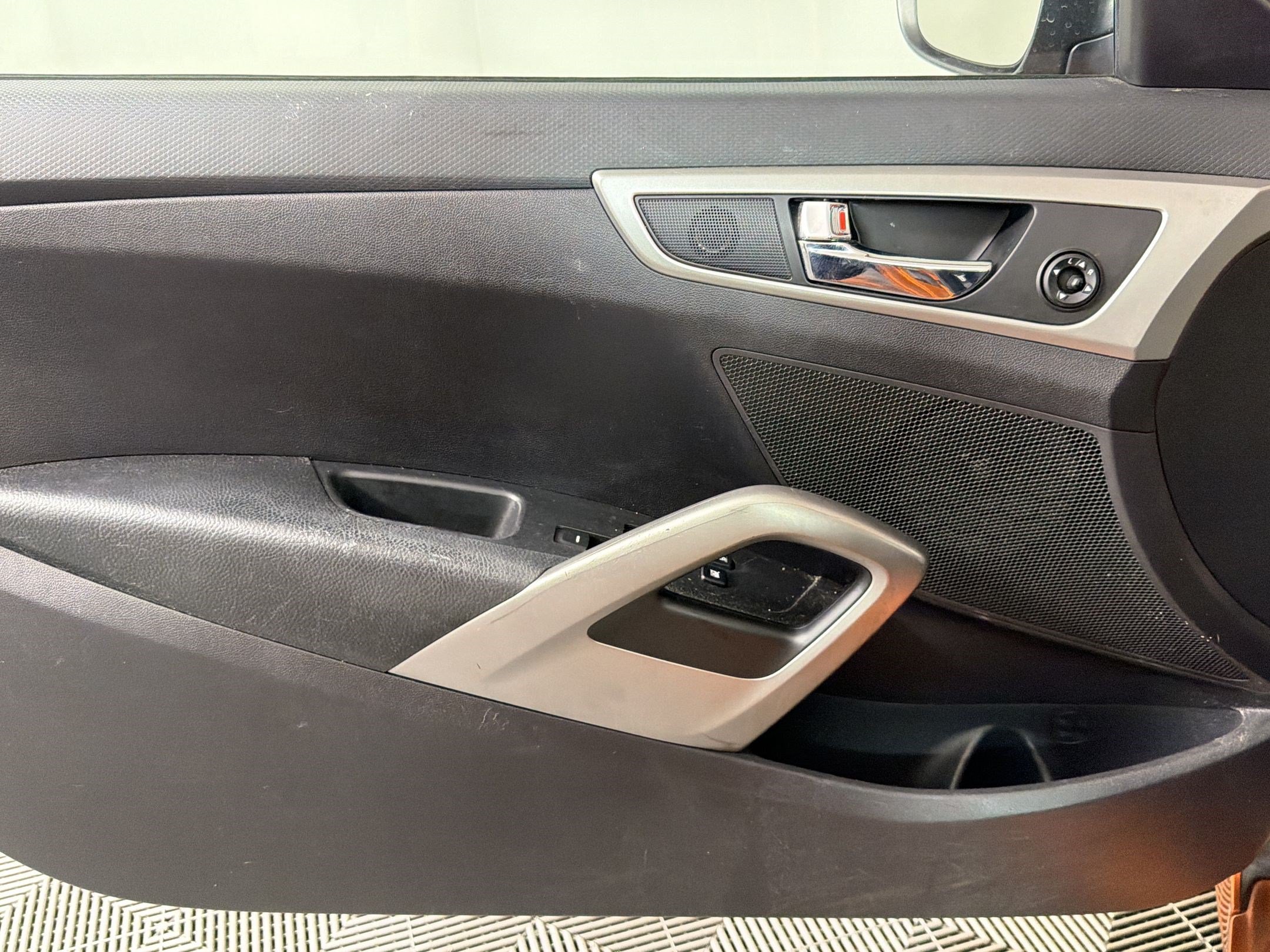 Used 2014 Hyundai Veloster FWD image 12